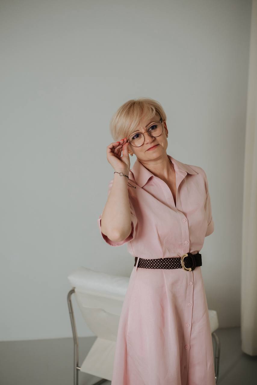 Міла в окулярах, портрет із фотосесії